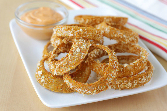 Crispy Onion Rings with Sriracha Dipping Sauce