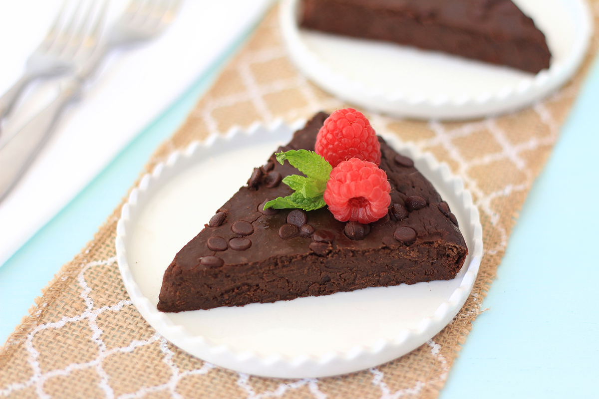 Fudgy Flourless Chocolate Cake | Hungry Girl